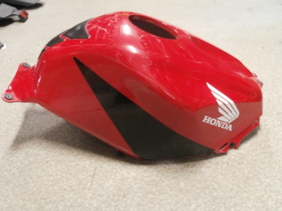 Höger sida på Bensintankskåpa från en Honda CBR 600 RR -2003 motorcykel.