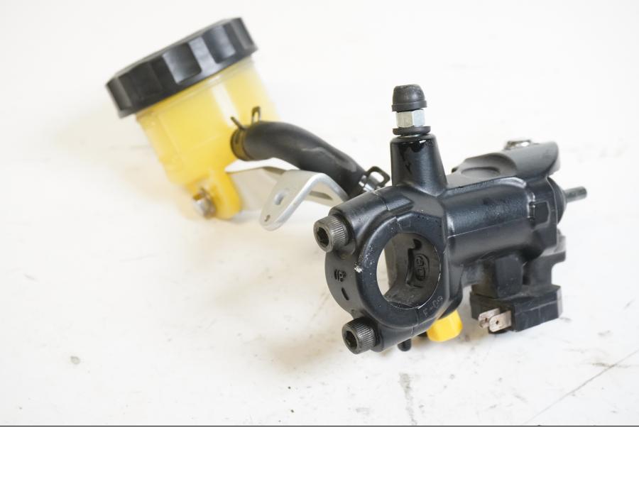 Baksidan på Bromshuvudcylinder från en Triumph Daytona 675 -2006 motorcykel.