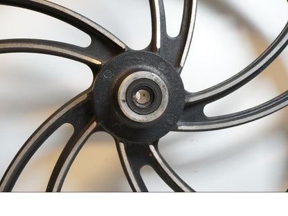 Baksidan på Fälg från en Yamaha XV 400 -1983 motorcykel.