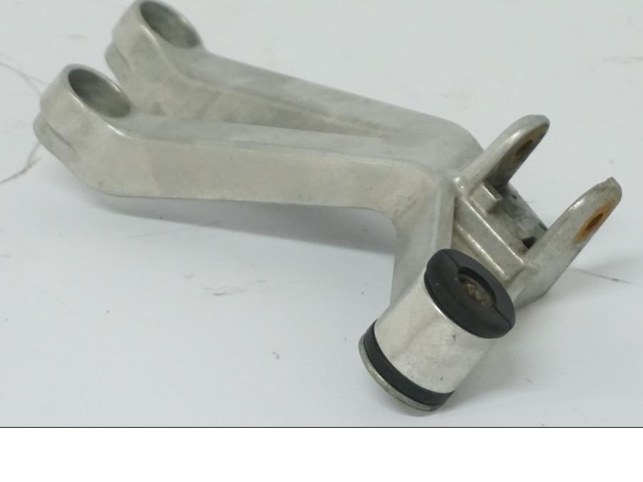 Extrabild1 på Fotpinnefäste från en Honda CBR 900 RR -2002 motorcykel.