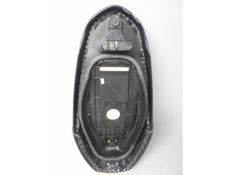 Höger sida på Sadel från en Yamaha Delight -2014 motorcykel.