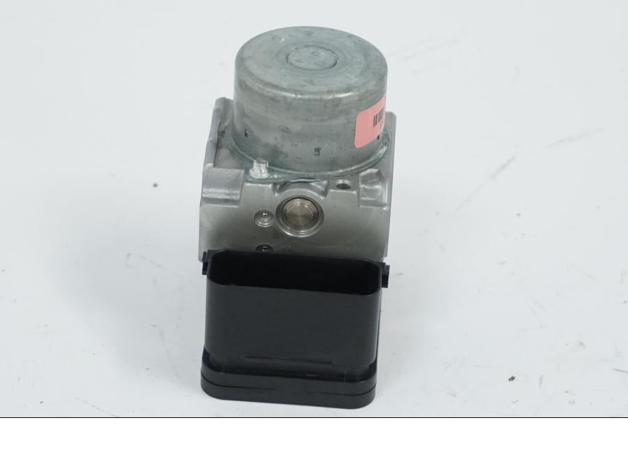 Snett nerifrån på ABS Modulator från en Honda CB 650 R -2019 motorcykel.