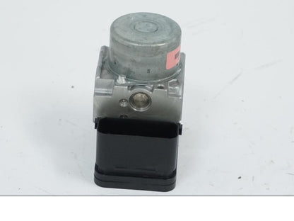 Snett nerifrån på ABS Modulator från en Honda CB 650 R -2019 motorcykel.