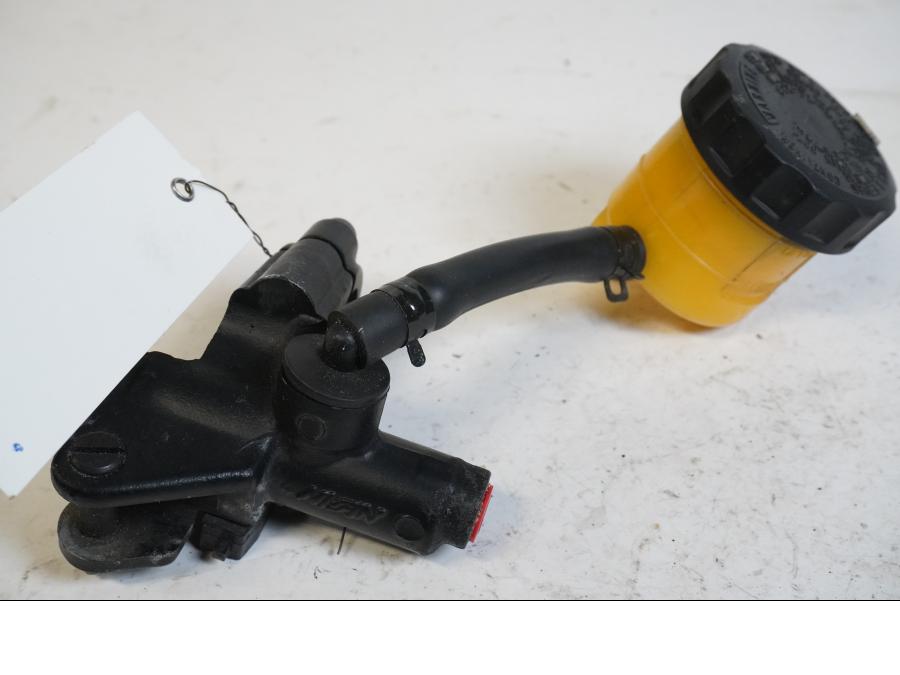 Framsidan på Bromshuvudcylinder från en Kawasaki ZX-9R -2001 motorcykel.