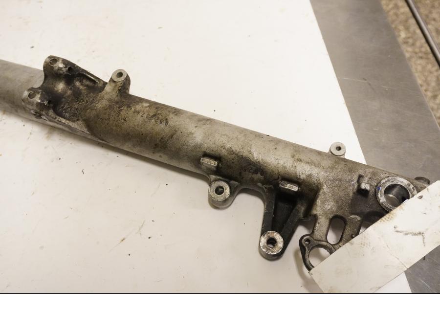 Vänster sida på Gaffelben från en BMW R 1150 RT -2002 motorcykel.