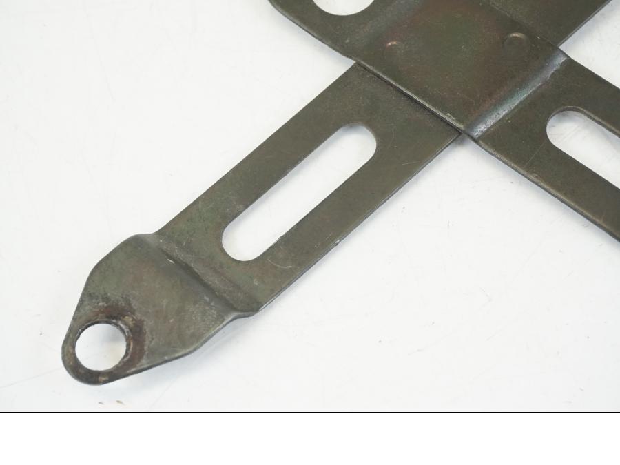 Vänster sida på Batterihållare från en Honda CB 750 -2002 motorcykel.