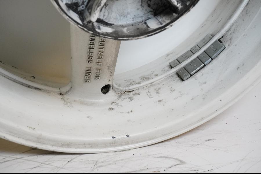 Höger sida på Fälg från en Yamaha YZF R6 -2000 motorcykel.