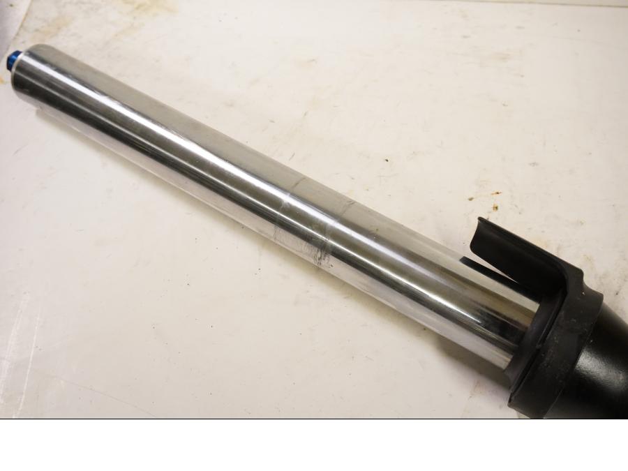 Höger sida på Gaffelben från en Kawasaki ZX-9R -2002 motorcykel.