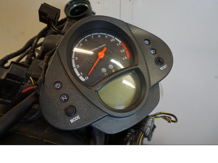 Snett nerifrån på Motorpaket från en Kawasaki ER-6N -2008 motorcykel.