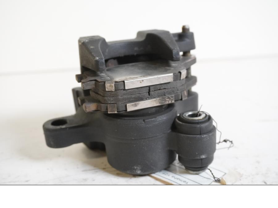 Höger sida på <p>Bromsok bak Yamaha YZF 1000 R1 2005.</p>

<p>Ett kolvs ok. Nissin.</p> motorcykel.