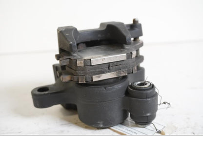 Höger sida på <p>Bromsok bak Yamaha YZF 1000 R1 2005.</p>

<p>Ett kolvs ok. Nissin.</p> motorcykel.