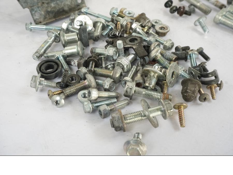 Snett nerifrån på Skruv / Mutter etc från en Honda CBR 125 R -2006 motorcykel.