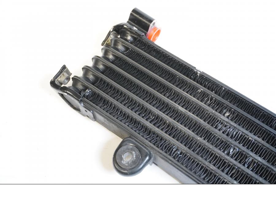 Vänster sida på Oljekyl från en Yamaha XJR 1300 -2002 motorcykel.