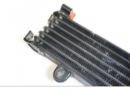 Vänster sida på Oljekyl från en Yamaha XJR 1300 -2002 motorcykel.