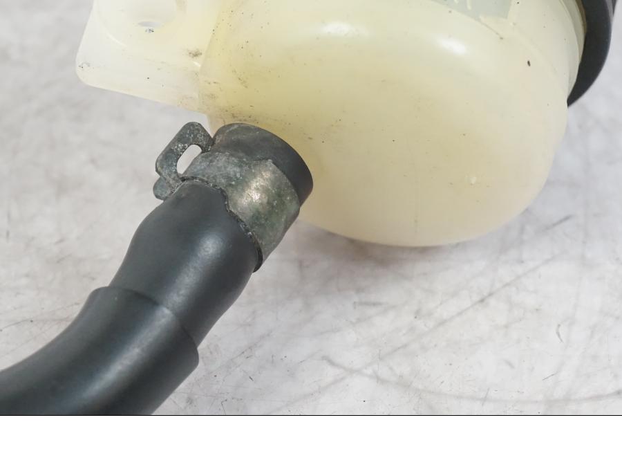 Snett uppifrån på Bromsvätskebehållare från en Kawasaki ZX-6R -2006 motorcykel.