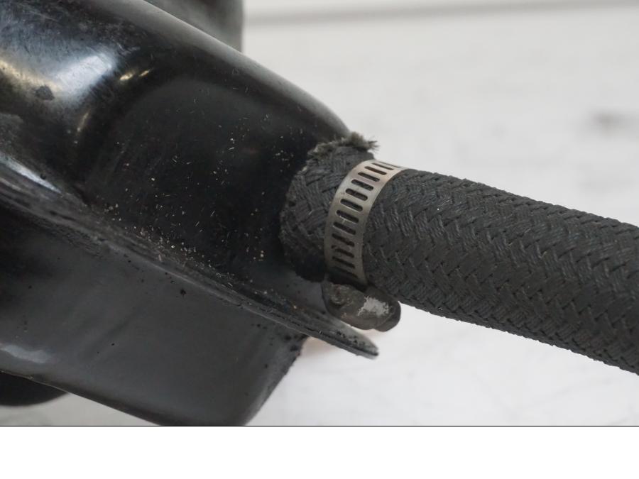 Snett nerifrån på Oljetank från en Yamaha XTZ 750 -1989 motorcykel.