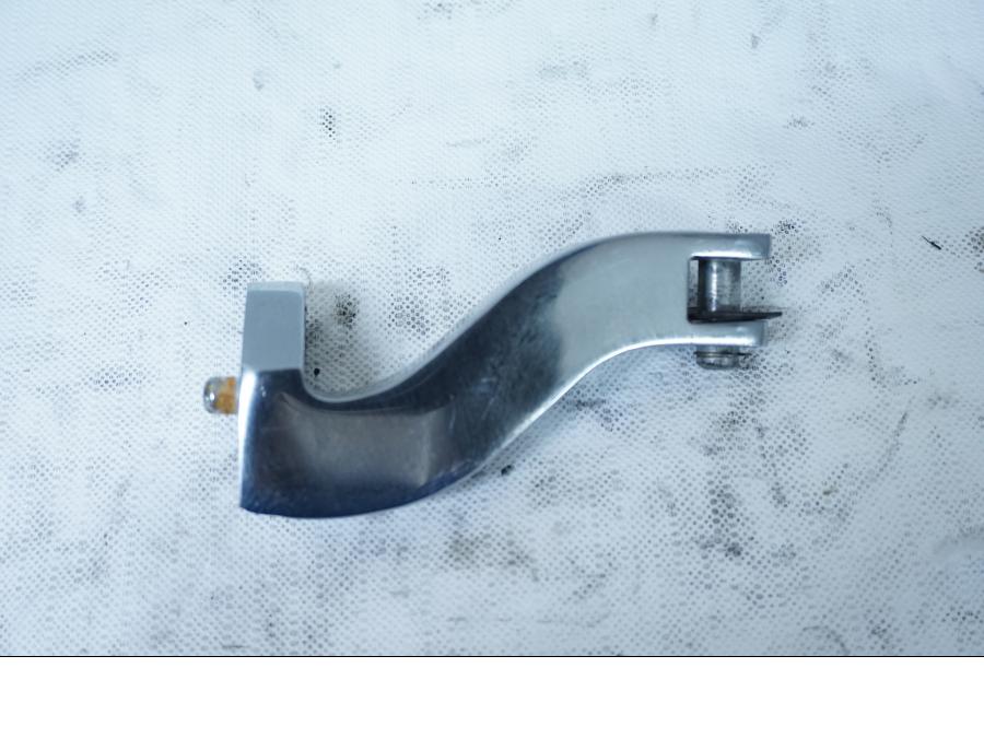 Framsidan på Fotpinnefäste från en H-D Street Glide FLHX -2009 motorcykel.