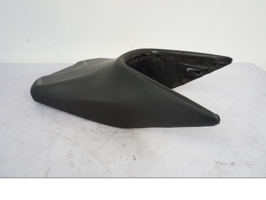 Framsidan på Sadel från en KTM 125 Duke -2017 motorcykel.