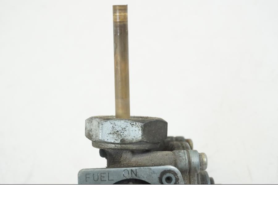 Snett nerifrån på Bensinkran från en Honda CB 750 -2002 motorcykel.