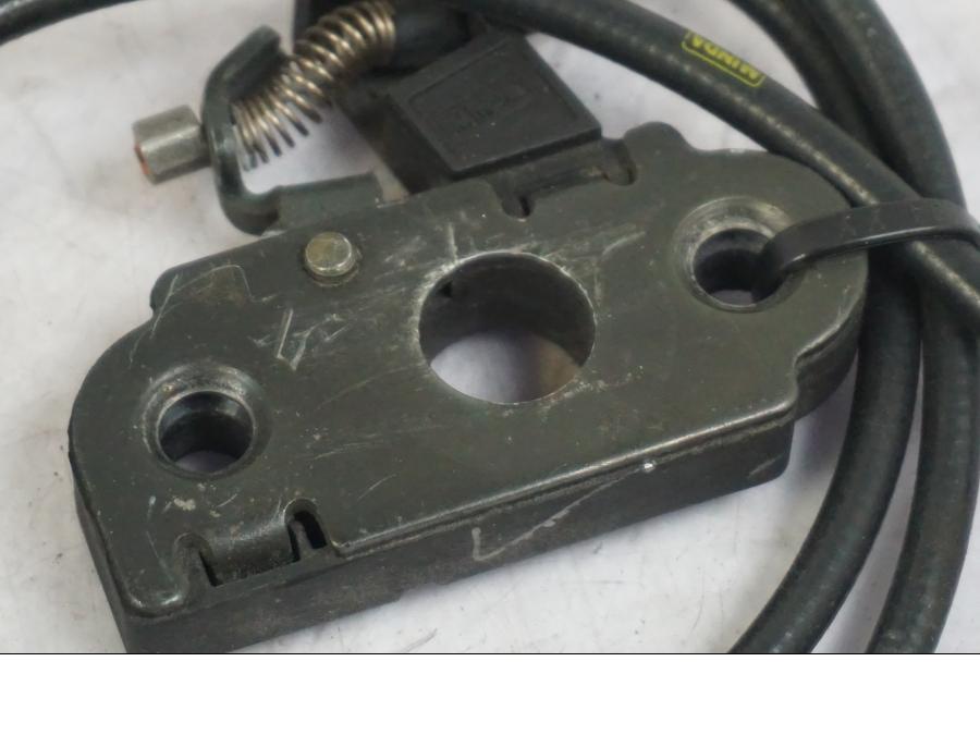 Baksidan på Sadellåsmekanism från en Triumph Tiger -2009 motorcykel.