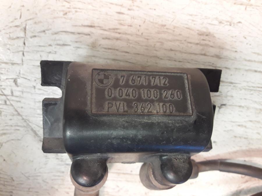 Baksidan på Tändspole från en BMW R 1150 R -2004 motorcykel.