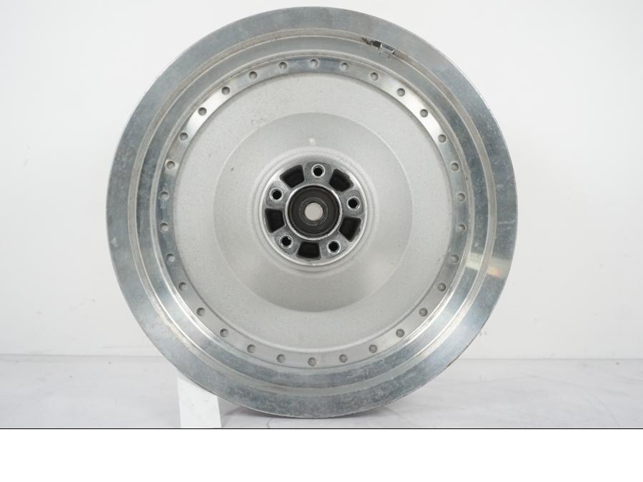 Framsidan på Fälg från en H-D Softail Standard FXST -2001 motorcykel.