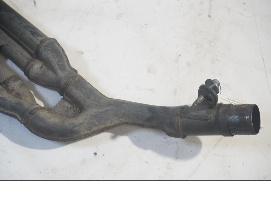 Baksidan på Grenrör från en Yamaha FZ-S 600 -1998 motorcykel.