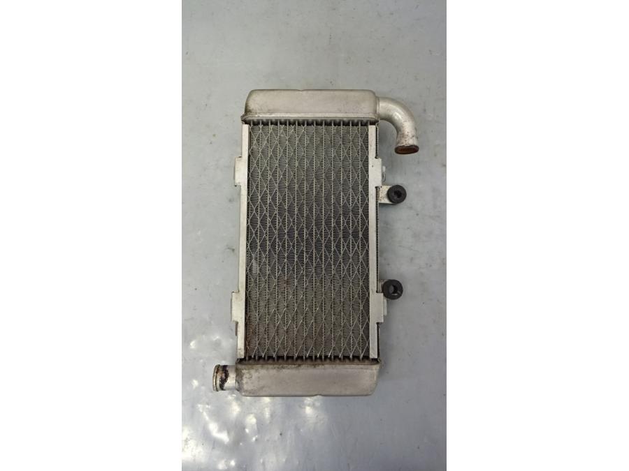 Framsidan på Vattenkyl från en Honda VTR 1000 F -1997 motorcykel.