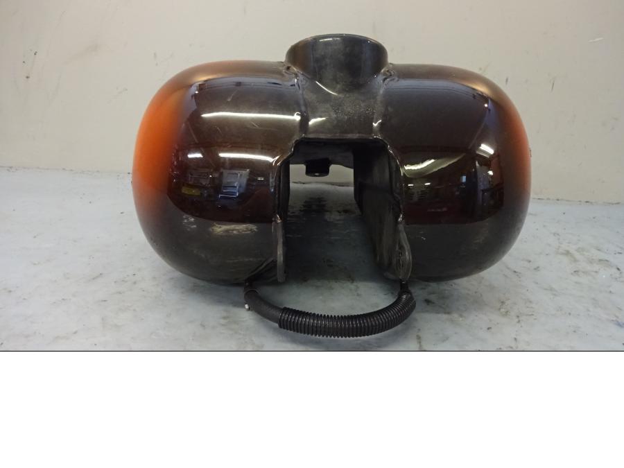 Vänster sida på Bensintank från en H-D Touring Road King Custom FLHRSI -2004 motorcykel.