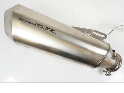 Framsidan på Ljuddämpare från en KTM 1290 Super Duke R EVO -2023 motorcykel.