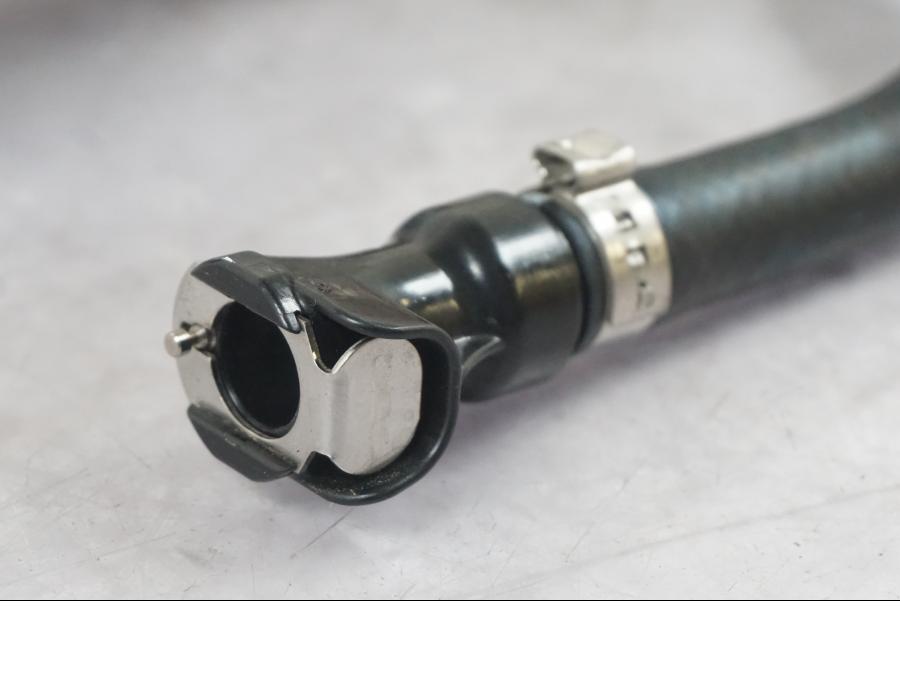 Snett nerifrån på Bensinpump insprut från en KTM 1290 Super Duke R -2022 motorcykel.