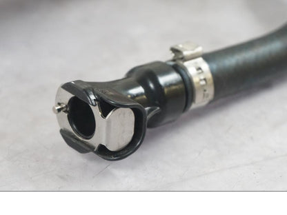 Snett nerifrån på Bensinpump insprut från en KTM 1290 Super Duke R -2022 motorcykel.