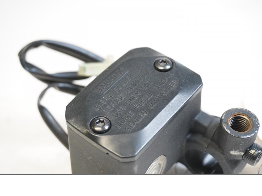 Vänster sida på Bromshuvudcylinder från en Ducati Scrambler 800 -2016 motorcykel.