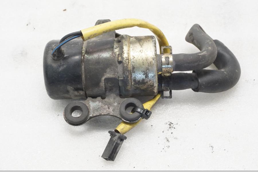 Framsidan på Bensinpump förgasare från en Yamaha XVZ 13TD -1999 motorcykel.