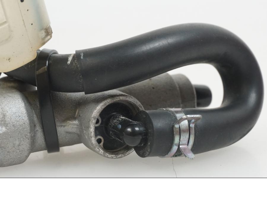 Höger sida på Bromshuvudcylinder från en Suzuki GSX-R 750 -2009 motorcykel.