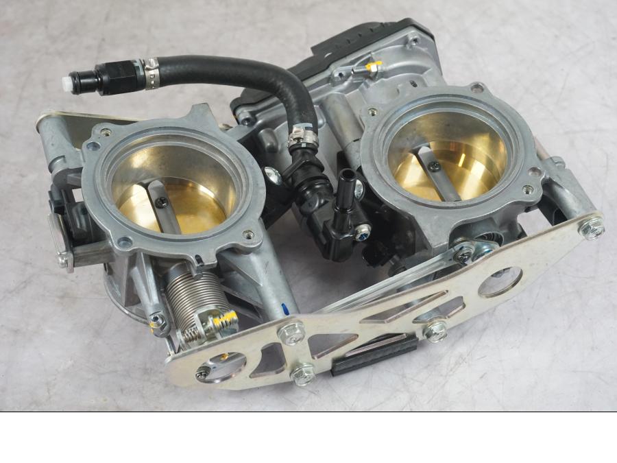 Framsidan på Spjällhus från en KTM 1290 Super Duke R -2022 motorcykel.