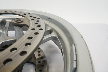 Snett uppifrån på Hjulpaket från en BMW R 1150 RS -2003 motorcykel.