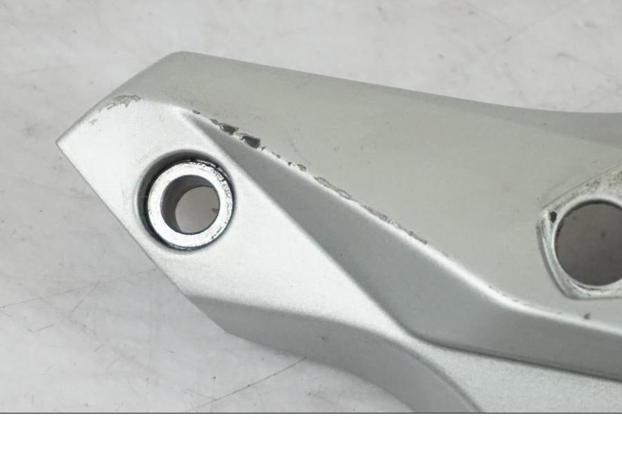 Baksidan på Blinkersfäste från en BMW R 1200 R -2007 motorcykel.