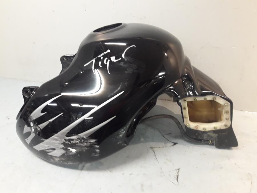 Vänster sida på Bensintank från en Triumph Tiger -1999 motorcykel.