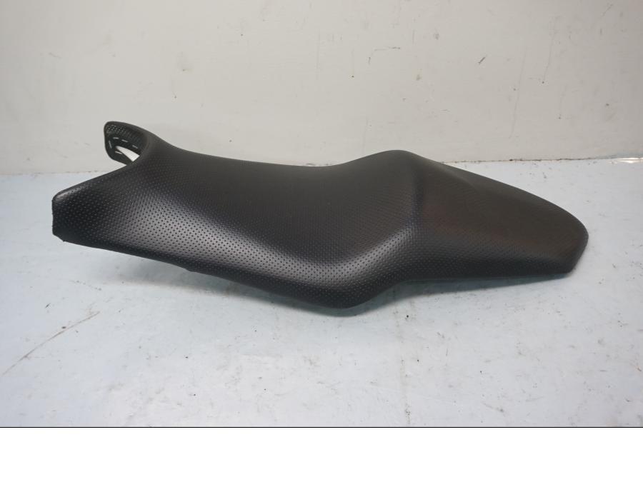 Baksidan på Sadel från en Yamaha XJ 6 -2011 motorcykel.