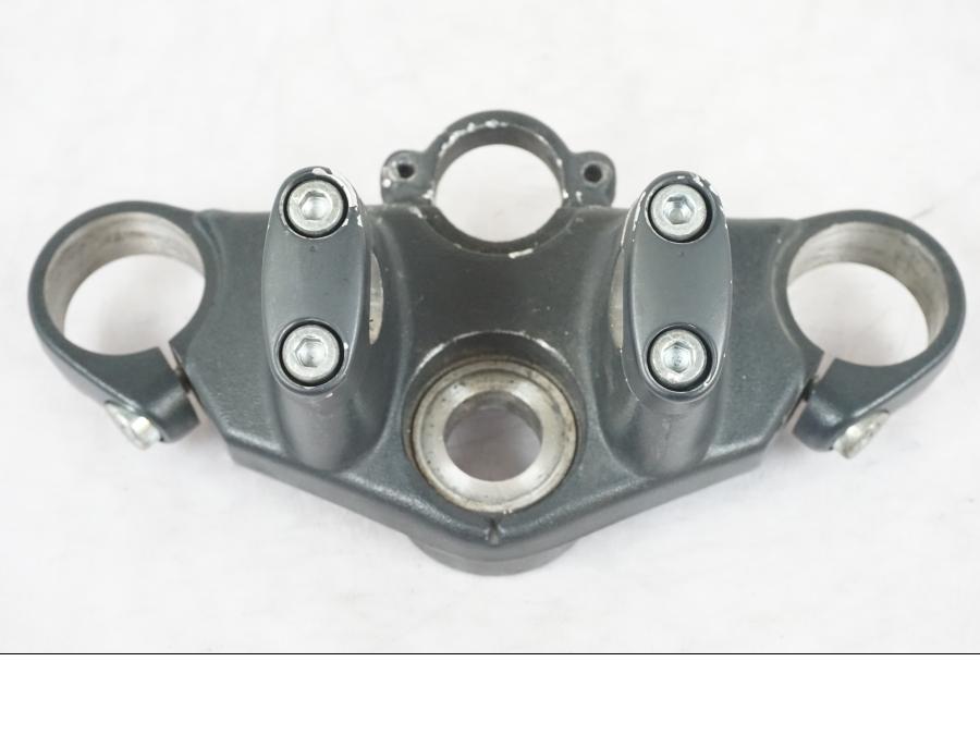 Framsidan på Gaffelkrona från en Honda NT 650 V -2002 motorcykel.