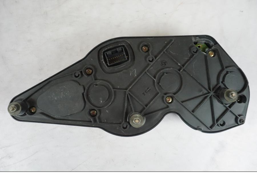 Snett uppifrån på <p>Instrumentpanel från Suzuki SV 650 S 2002.</p>

<p>Ett fäste är avbrutet men medföljer.</p>

<p>Bilden som visar "Bucklan" i plasten visar även spricka för ett fäste. Se bilder.</p> motorcykel.