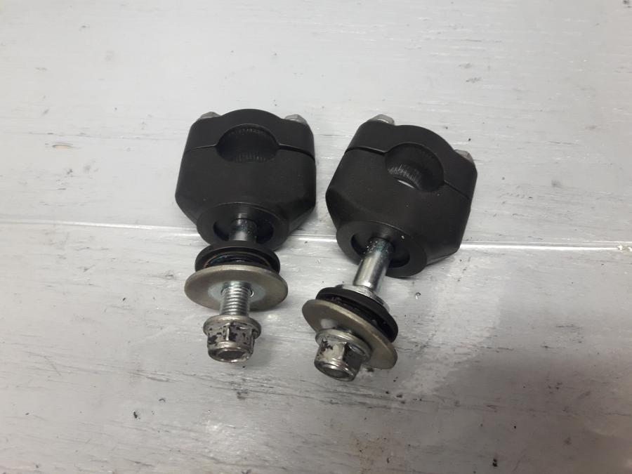 Framsidan på Styrfäste från en Suzuki DL 1000 -2018 motorcykel.