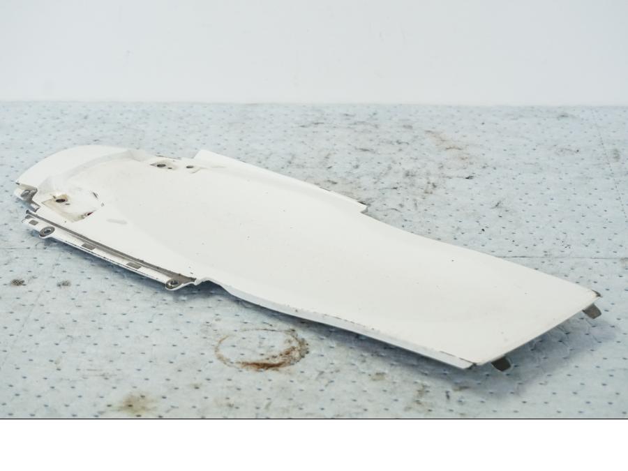 Snett nerifrån på Undertail från en Suzuki GSX-R 1000 -2008 motorcykel.