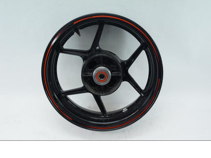 Höger sida på Fälg från en Kawasaki Z 800 -2013 motorcykel.