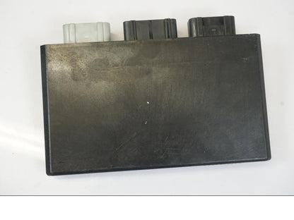 Snett uppifrån på CDI / ECU från en Triumph Trident -2021 motorcykel.