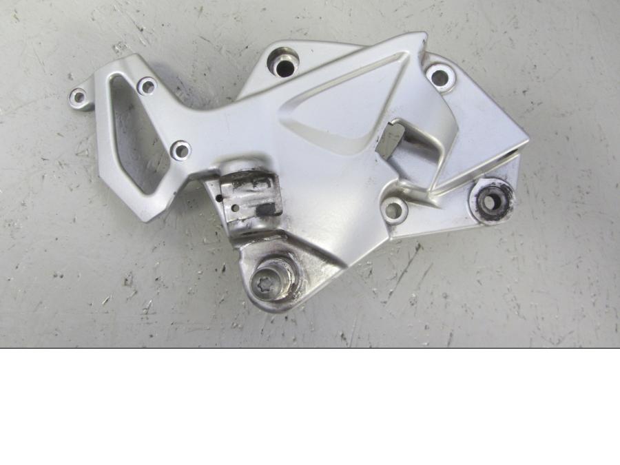 Framsidan på Fotpinnefäste från en BMW F 800 R -2012 motorcykel.