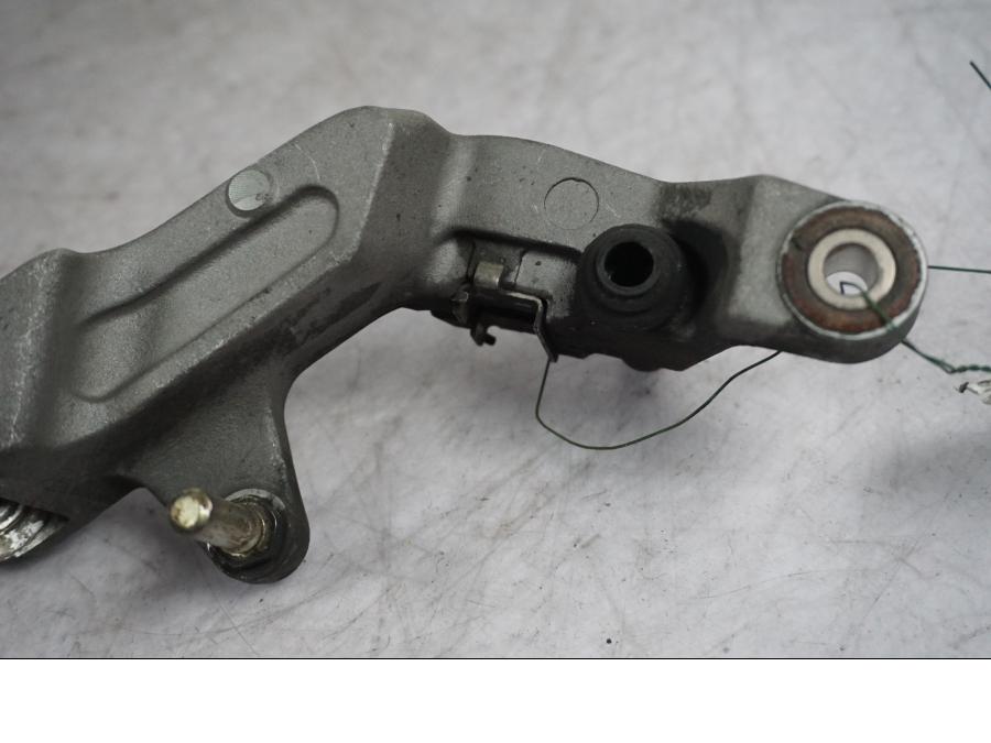 Vänster sida på Bromsoksfäste från en Honda CBR 1100 XX -2000 motorcykel.