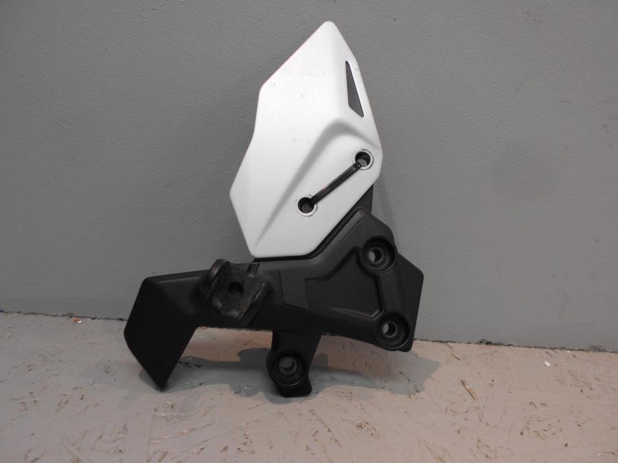 Framsidan på Fotpinnefäste från en Kawasaki Ninja H2 -2018 motorcykel.