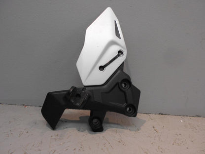 Framsidan på Fotpinnefäste från en Kawasaki Ninja H2 -2018 motorcykel.